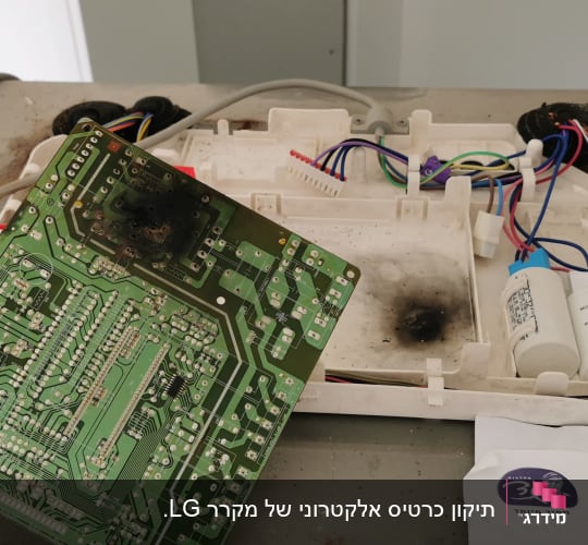 מעגל מודפס שרוף עם חוטים צבעוניים וקבלים